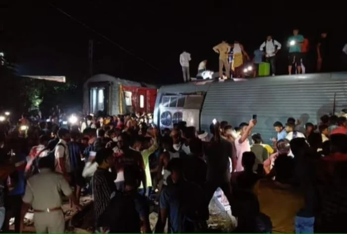 Tragedy Strikes as North East Express Train Derails in Bihar, Claiming Four Lives with Rescue Teams Onsite